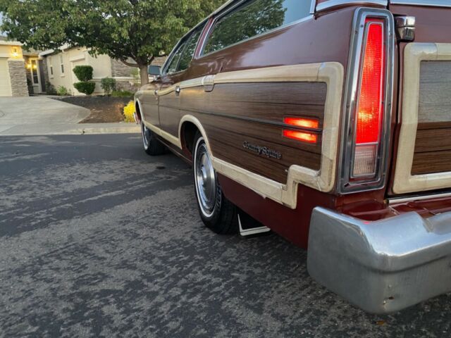 Ford Country Squire 1975 image number 16