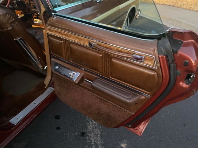 Ford Country Squire 1975 image number 26