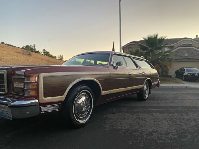 Ford Country Squire 1975 image number 28