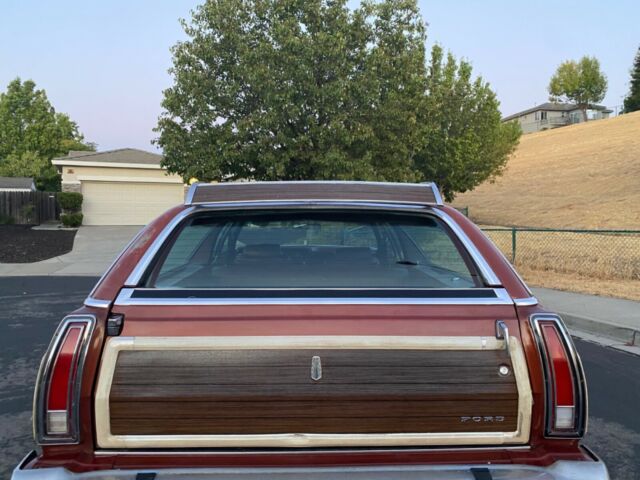 Ford Country Squire 1975 image number 29