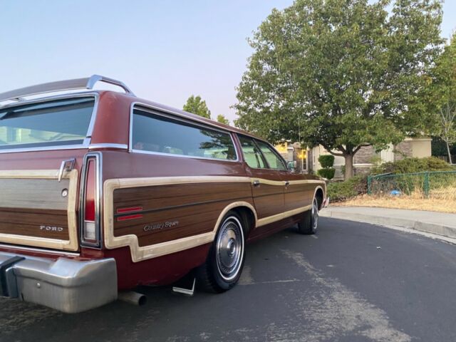 Ford Country Squire 1975 image number 30