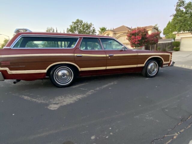 Ford Country Squire 1975 image number 31