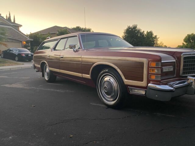 Ford Country Squire 1975 image number 32