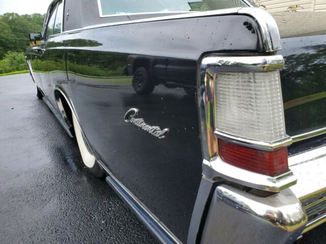 Lincoln Continental 1969 image number 2