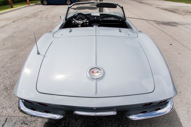 Chevrolet Corvette 1961 image number 23