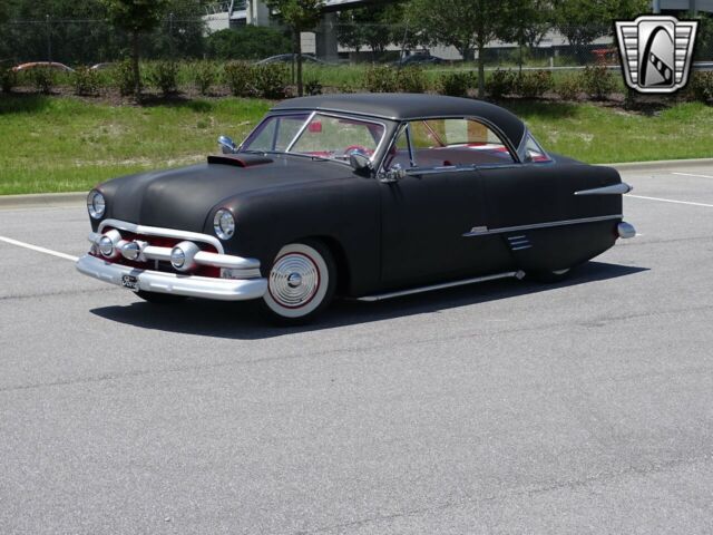 Ford Crown Victoria 1951 image number 2