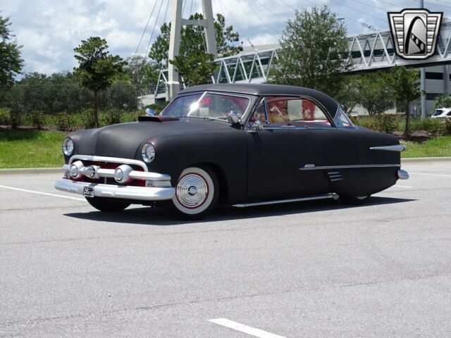 Ford Crown Victoria 1951 image number 3