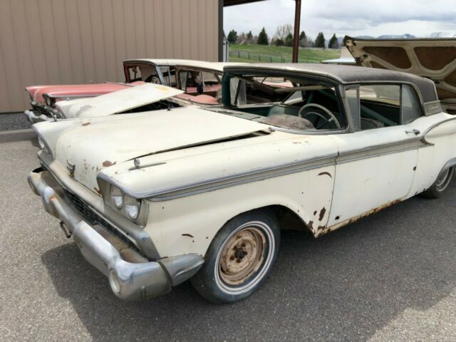 Ford Galaxie 1959 image number 0