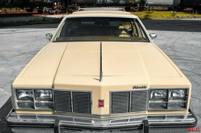 Oldsmobile Custom Cruiser 1977 image number 26