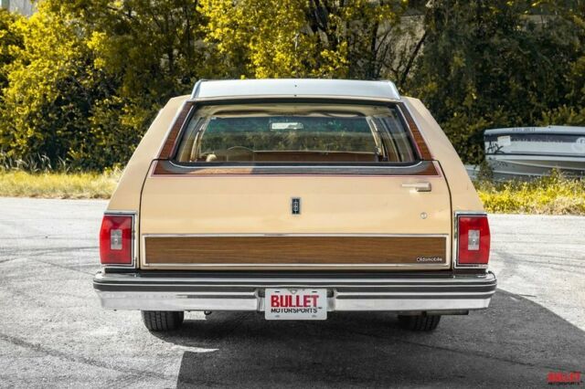 Oldsmobile Custom Cruiser 1977 image number 34