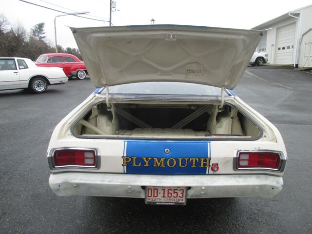 Plymouth Duster 1975 image number 47