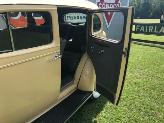 Packard Deluxe Eight 1937 image number 14