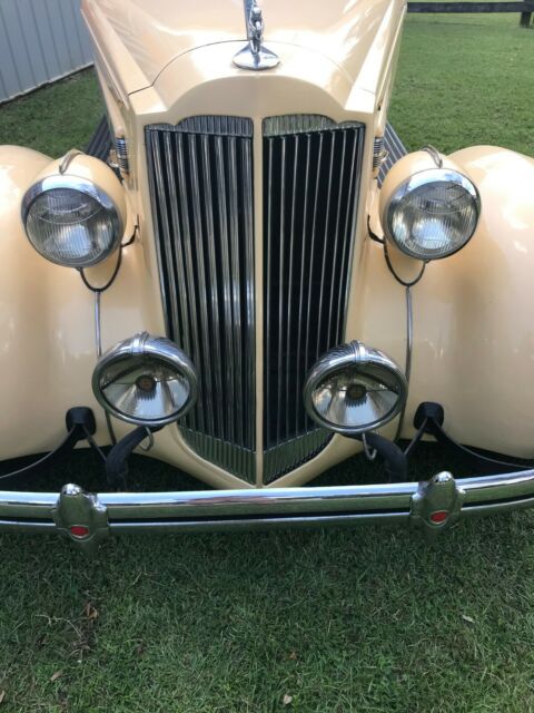 Packard Deluxe Eight 1937 image number 16