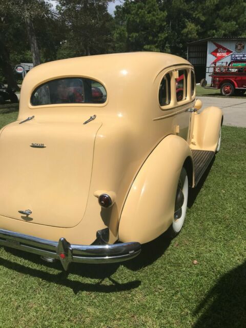 Packard Deluxe Eight 1937 image number 23