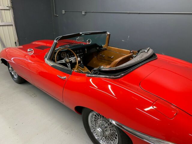 Jaguar E-Type 1967 image number 20