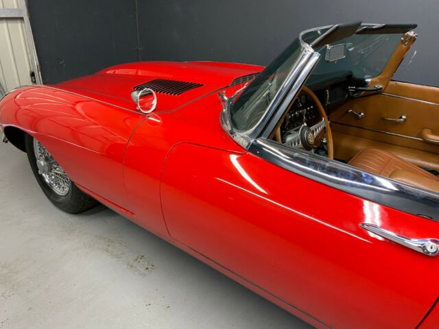 Jaguar E-Type 1967 image number 22