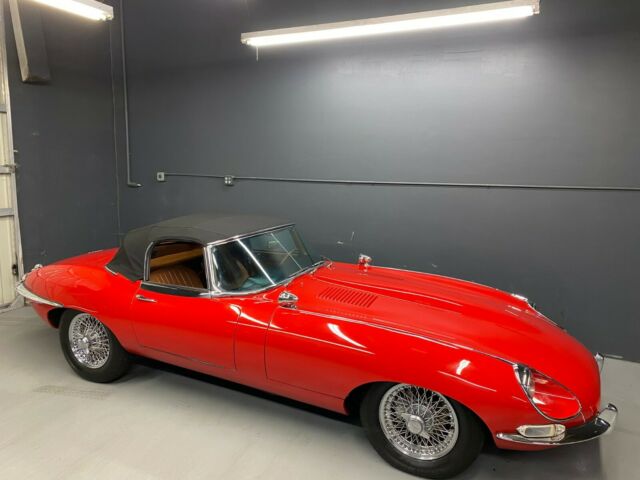 Jaguar E-Type 1967 image number 29