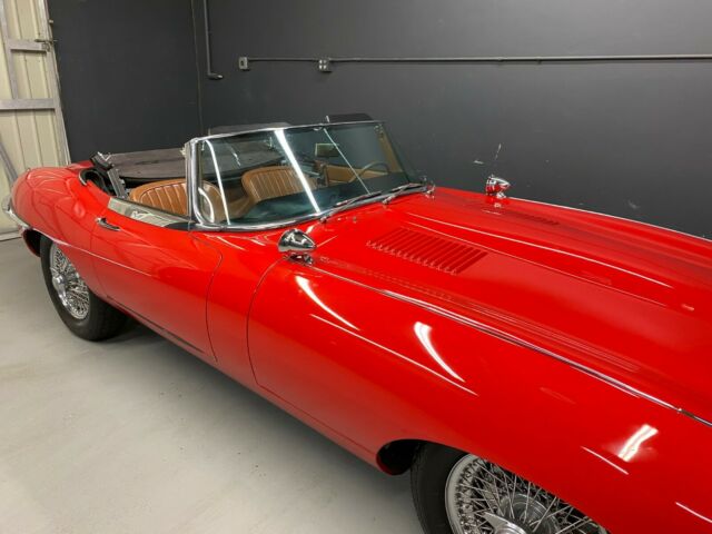 Jaguar E-Type 1967 image number 32