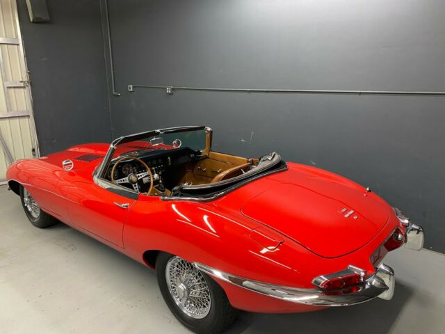 Jaguar E-Type 1967 image number 43