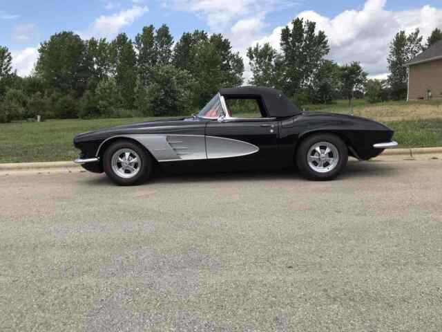 Chevrolet Corvette 1961 image number 1