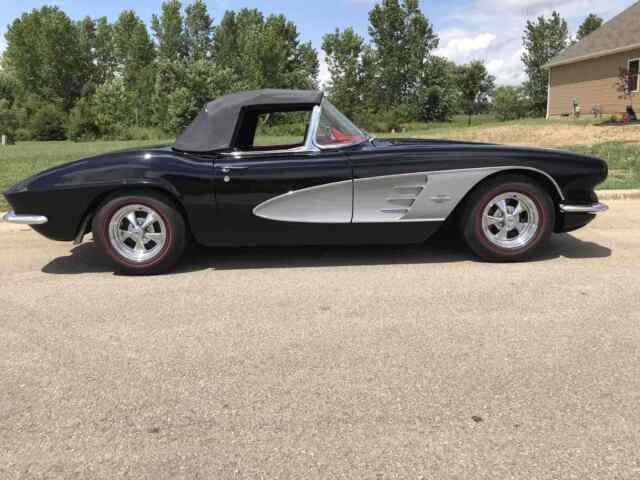 Chevrolet Corvette 1961 image number 31