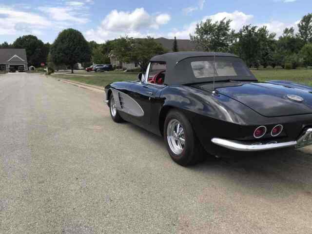 Chevrolet Corvette 1961 image number 32