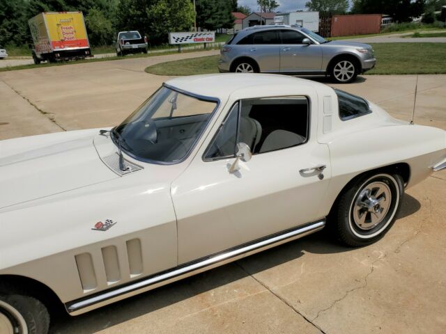 Chevrolet Corvette 1965 image number 11