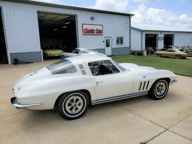 Chevrolet Corvette 1965 image number 28