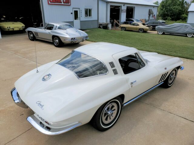 Chevrolet Corvette 1965 image number 29