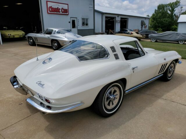 Chevrolet Corvette 1965 image number 30