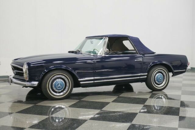 Mercedes-Benz 200-Series 1966 image number 22