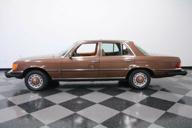 Mercedes-Benz 200-Series 1977 image number 31