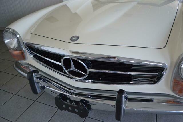 Mercedes-Benz SL-Class 1971 image number 18