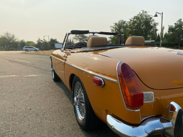 MG MGB 1974 image number 16