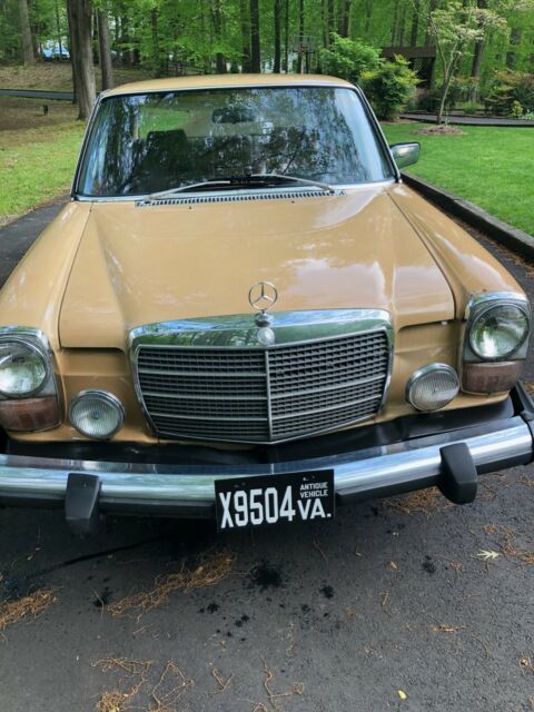 Mercedes-Benz 300-Series 1976 image number 1