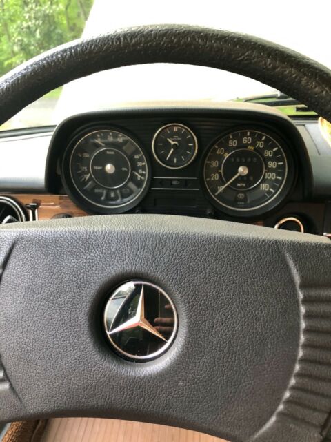 Mercedes-Benz 300-Series 1976 image number 20