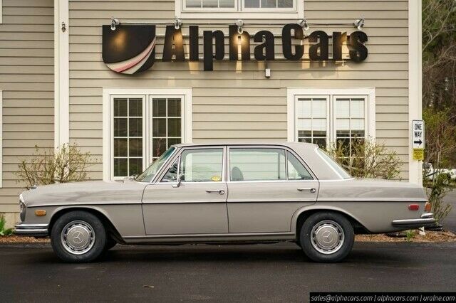 Mercedes-Benz 200-Series 1972 image number 27