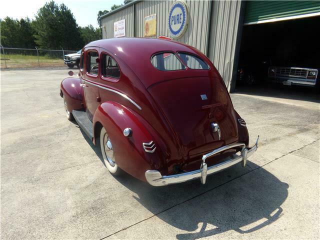 Ford Deluxe Sedan 1940 image number 1