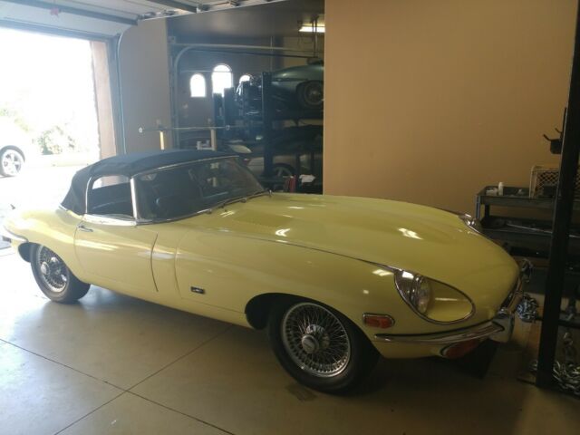 Jaguar E-Type 1971 image number 0