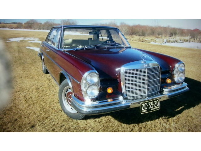 Mercedes-Benz 200-Series 1969 image number 0