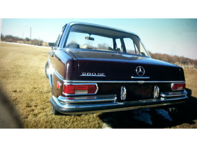 Mercedes-Benz 200-Series 1969 image number 1