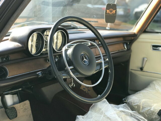 Mercedes-Benz 200-Series 1969 image number 18