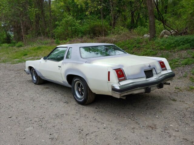 Pontiac Grand Prix 1977 image number 2