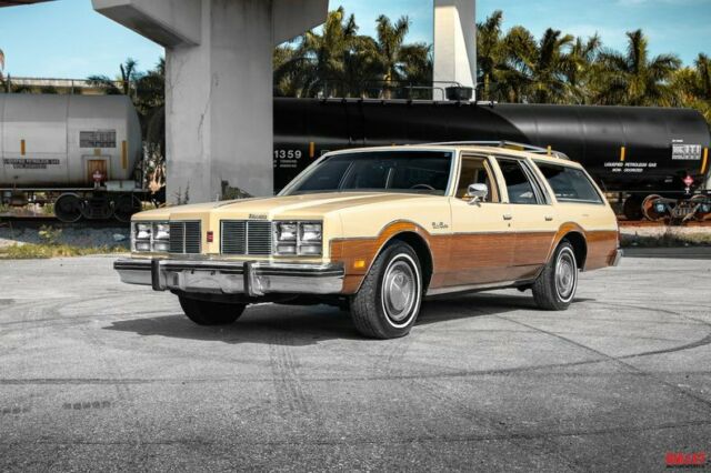 Oldsmobile Custom Cruiser 1977 image number 24