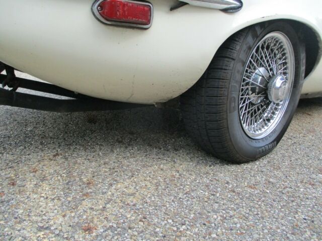 Jaguar E-Type 1972 image number 35