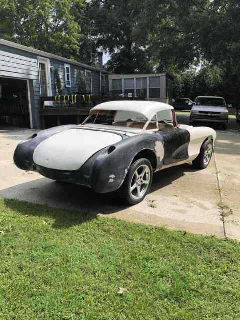 Chevrolet Corvette 1957 image number 13