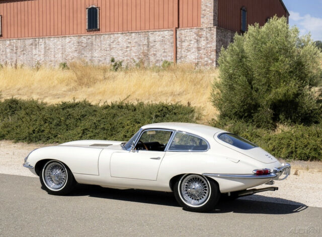 Jaguar E-Type 1966 image number 2