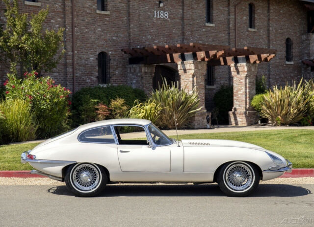 Jaguar E-Type 1966 image number 29