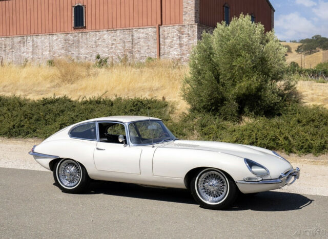 Jaguar E-Type 1966 image number 30