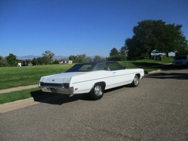 Ford Galaxie 1970 image number 2